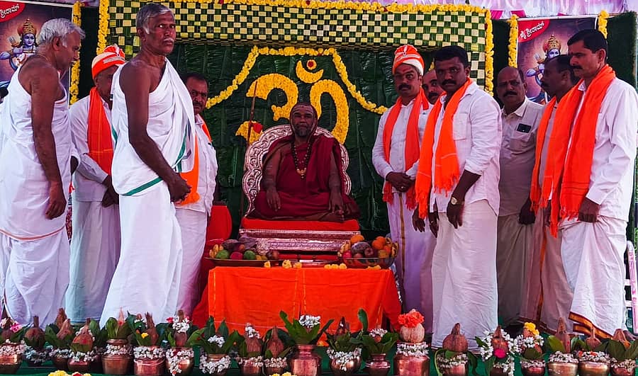 ಕೊಪ್ಪ ತಾಲ್ಲೂಕು ಬೊಮ್ಮಲಾಪುರದಲ್ಲಿ ನಡೆದ ಹಿಂದೂ ಸಮಾಜೋತ್ಸವದಲ್ಲಿ ಹರಿಹರಪುರ ಮಠದ ಸ್ವಯಂಪ್ರಕಾಶ ಸಚ್ಚಿದಾನಂದ ಸರಸ್ವತಿ ಸ್ವಾಮೀಜಿಗೆ ಆಯೋಜಕರು ಫಲ ಸಮರ್ಪಣೆ ಮಾಡಿದರು