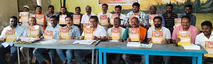 <div class="paragraphs"><p> ರಾಮನಗರದ ಶ್ರೀರಾಮ ಕಲ್ಯಾಣ ಮಂಟಪದಲ್ಲಿ ಸೋಮವಾರ ನಡೆದ ಸುದ್ದಿಗೋಷ್ಠಿಯಲ್ಲಿ&nbsp; ಸಾಮೂಹಿಕ ಗಜಗೌರಿ ವ್ರತಾಚರಣೆಯ ಆಹ್ವಾನ ಪತ್ರಿಕೆಯನ್ನು ನಗರಸಭೆ ಅಧ್ಯಕ್ಷ ಕೆ. ಶೇಷಾದ್ರಿ ಶಶಿ ಬಿಡುಗಡೆ ಮಾಡಿದರು.&nbsp;</p></div>