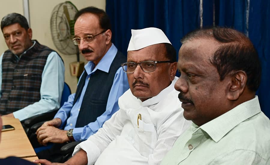 ಕೃಷಿ ತಂತ್ರಜ್ಞರ ಸಂಸ್ಥೆಯಲ್ಲಿ ಏರ್ಪಡಿಸಿದ್ದ ಕಾರ್ಯಕ್ರಮದಲ್ಲಿ ಅಶೋಕ್ ದಳವಾಯಿ, ದೇವೇಂದರ ಶರ್ಮಾ, ಬಿ.ಆರ್.ಪಾಟೀಲ, ಎಲ್‌.ಹನುಮಂತಯ್ಯ ಪಾಲ್ಗೊಂಡಿದ್ದರು.  ಪ್ರಜಾವಾಣಿ ಚಿತ್ರ  
