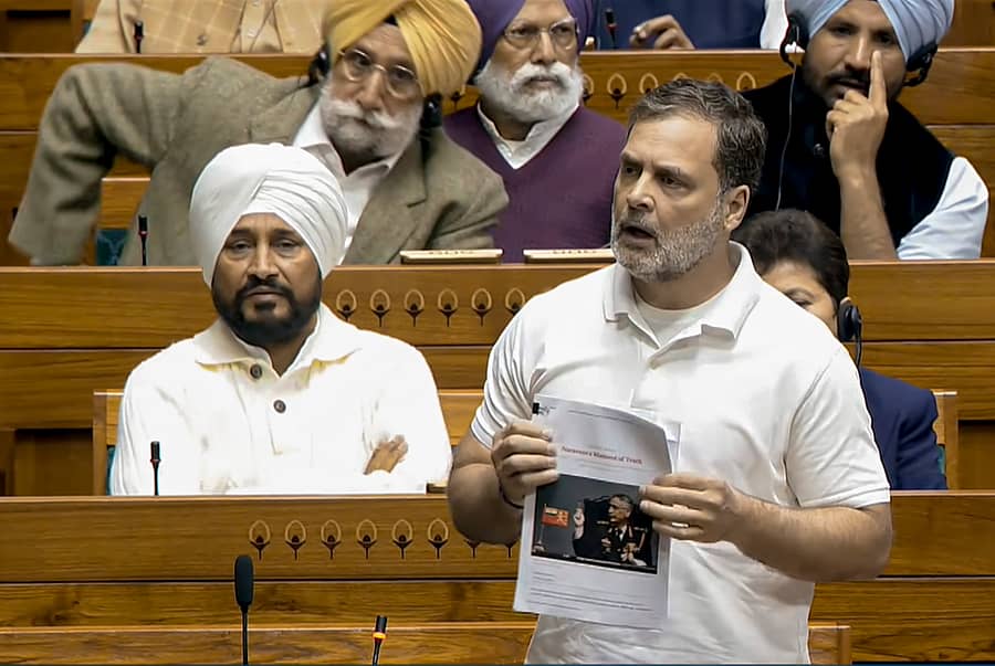 ಎಂ.ಎಂ.ನರವಣೆ ಅವರ ಅಪ್ರಕಟಿತ ಪುಸ್ತಕದ ಕುರಿತು ನಿಯತಕಾಲಿಕೆಯೊಂದರಲ್ಲಿ ಪ್ರಕಟವಾದ ಲೇಖನದ ಪ್ರತಿಯನ್ನು ಲೋಕಸಭೆಯ ವಿರೋಧ ಪಕ್ಷದ ನಾಯಕ ರಾಹುಲ್‌ ಗಾಂಧಿ ಸದನದಲ್ಲಿ ಪ್ರದರ್ಶಿಸಿ ಮಾತನಾಡಿದರು–  ಪಿಟಿಐ ಚಿತ್ರ  