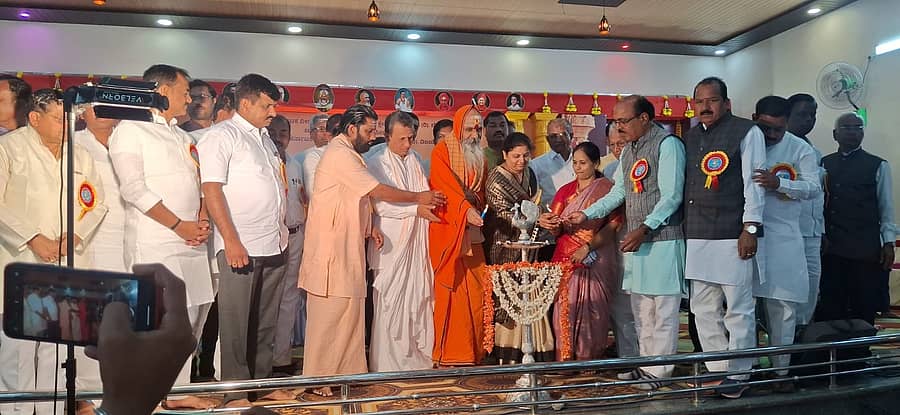 ತಾಳಿಕೋಟೆ ಪಟ್ಟಣದ ಖಾಸ್ಗತೇಶ್ವರ ಸಭಾಭವನದಲ್ಲಿ ರಾಜ್ಯ ಮಟ್ಟದ ಪ್ರತಿಭಾ ಪುರಸ್ಕಾರ ಸಮಾರಂಭವನ್ನು ಗಣ್ಯರು ಉದ್ಘಾಟಿಸಿದರು