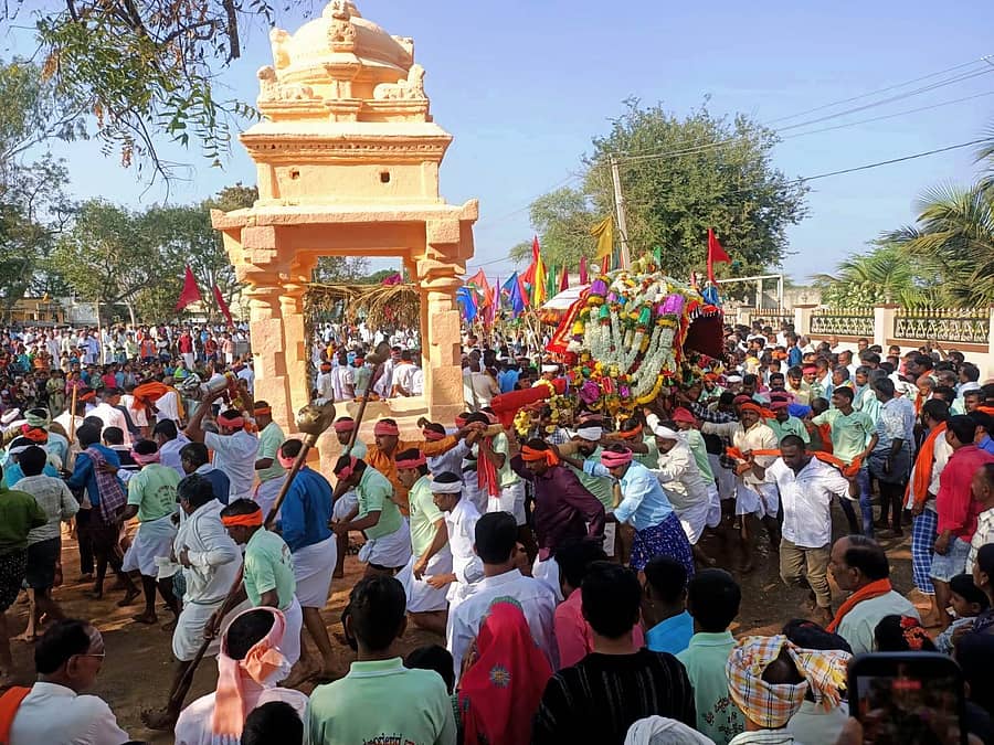 ಭಾರತ ಹುಣ್ಣಿಮೆ ಪ್ರಯುಕ್ತ ಕೊಟ್ಟೂರು ತಾಲ್ಲೂಕಿನ ಉಜ್ಜಯಿನಿ ಪೀಠದಲ್ಲಿ ಭಾನುವಾರ ಮರುಳಸಿದ್ಧೇಶ್ವರ ವಿಜಯ ಯಾತ್ರೆ ವಿಜೃಂಭಣೆಯಿಂದ ಜರುಗಿತು