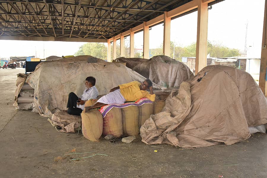 ಬಳ್ಳಾರಿ ಎಪಿಎಂಸಿ ಮಾರುಕಟ್ಟೆ ಸೋಮವಾರ ಸ್ಥಗಿತಗೊಂಡಿದ್ದರಿಂದ ರೈತರು ತಮ್ಮ ಕೃಷಿ ಉತ್ಪನ್ನಗಳೊಂದಿಗೆ ಕಾಲದೂಡಿದ ದೃಶ್ಯ 