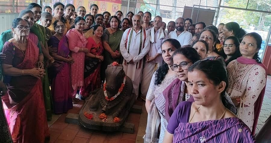 <div class="paragraphs"><p>ಪಡುಬಿದ್ರಿ ಮಹಾಲಿಂಗೇಶ್ವರ ಮಹಾಗಣಪತಿ ದೇವಸ್ಥಾನದ ನಂದಿ ವಿಗ್ರಹಕ್ಕೆ ರಜತ ಕವಚ ನಿರ್ಮಾಣಕ್ಕಾಗಿ ದೇವರ ಬಾಲಾಲಯದಲ್ಲಿ ಮುಹೂರ್ತ ನೆರವೇರಿಸಲಾಯಿತು</p></div>