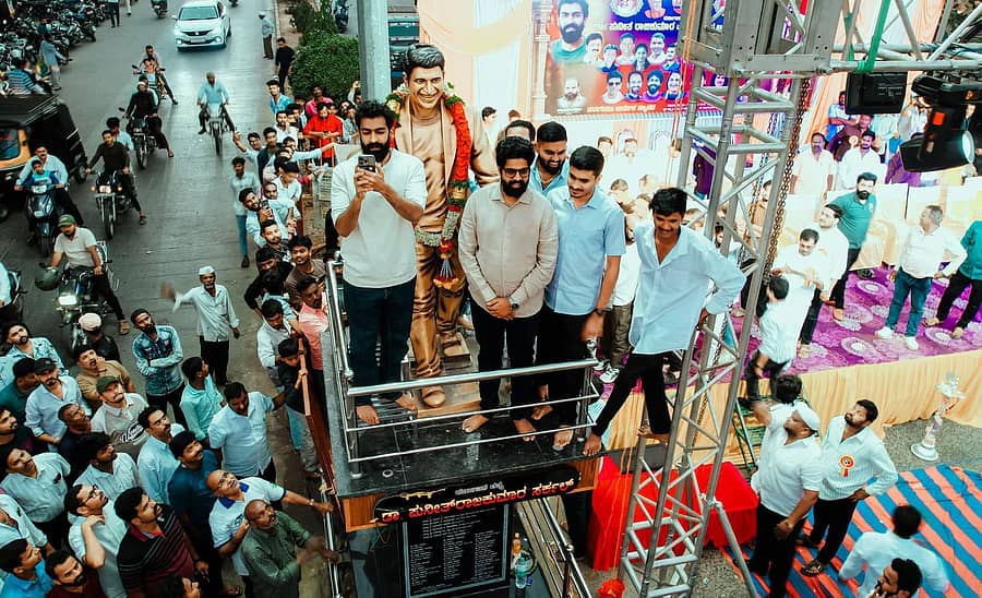 ಗೋಕಾಕದಲ್ಲಿ ಭಾನುವಾರ ಲಕ್ಷ್ಮೀ ಚಿತ್ರ ಮಂದಿರದ ಎದುರು ಪ್ರತಿಷ್ಠಾಪಿತವಾದ ಕರ್ನಾಟಕ ರತ್ನ ಪುನೀತ್ ರಾಜಕುಮಾರ ಅವರ ನೂತನ ಪ್ರತಿಮೆಯ ಅನಾವರಣ ಕಾರ್ಯಕ್ರಮದಲ್ಲಿ ವಿನಯ ರಾಜಕುಮಾರ, ಅಮರನಾಥ ಜಾರಕಿಹೊಳಿ, ರಾಹುಲ ಜಾರಕಿಹೊಳಿ, ಸರ್ವೋತ್ತಮ ಜಾರಕಿಹೊಳಿ ಮತ್ತಿತರರು ಇದ್ದಾರೆ