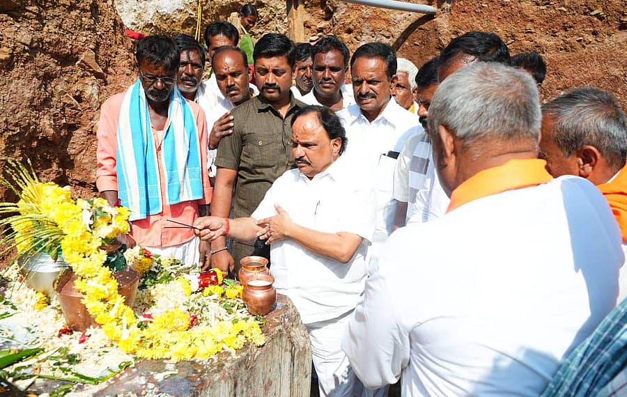 ಹೊಳಲ್ಕೆರೆ ತಾಲ್ಲೂಕಿನ ಕೊಳಾಳು ಗ್ರಾಮದಲ್ಲಿ ಭಾನುವಾರ ಕೆಂಚಾವದೂತರ ನೂತನ ಗದ್ದುಗೆ ನಿರ್ಮಾಣ ಕಾಮಗಾರಿಗೆ ಜಿಲ್ಲಾ ಉಸ್ತುವಾರಿ ಸಚಿವ ಡಿ.ಸುಧಾಕರ್ ಚಾಲನೆ ನೀಡಿದರು