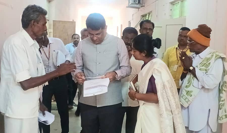 ಶಿಡ್ಲಘಟ್ಟದ ತಾಲ್ಲೂಕು ಕಚೇರಿಗೆ ಸೋಮವಾರ ಭೇಟಿ ನೀಡಿದ ಜಿಲ್ಲಾಧಿಕಾರಿ ಜಿ.ಪ್ರಭು ಅವರು ಸಾರ್ವಜನಿಕರ ಅಹವಾಲು ಸ್ವೀಕರಿಸಿದರು