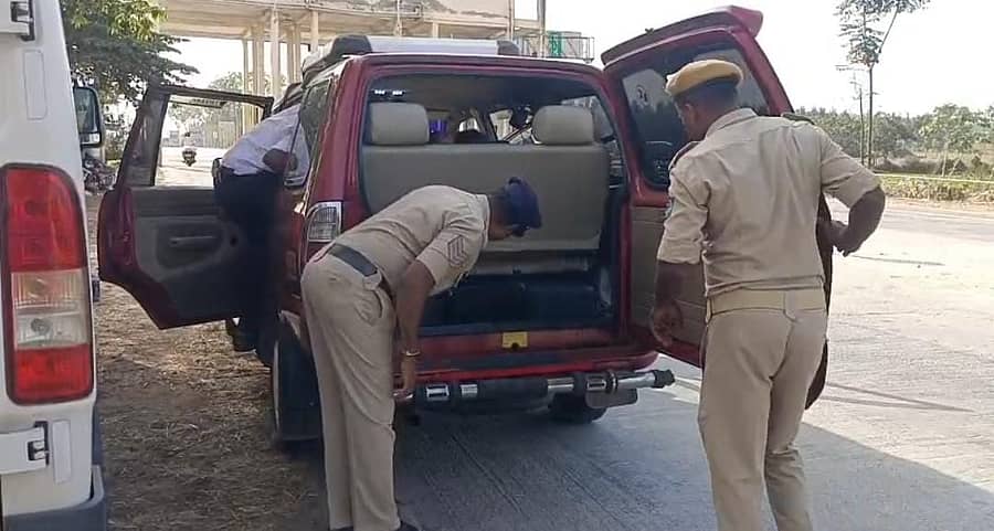 <div class="paragraphs"><p>ಗುಂಡ್ಲುಪೇಟೆ ತಾಲ್ಲೂಕಿನ ಕೇರಳ ರಾಷ್ಟ್ರೀಯ ಹೆದ್ದಾರಿಯಲ್ಲಿ ಪೊಲೀಸರು ಟೋಲ್ ಬಳಿ ವಾಹನ ತಪಾಸಣೆ ನಡೆಸುತ್ತಿರುವುದು</p></div>