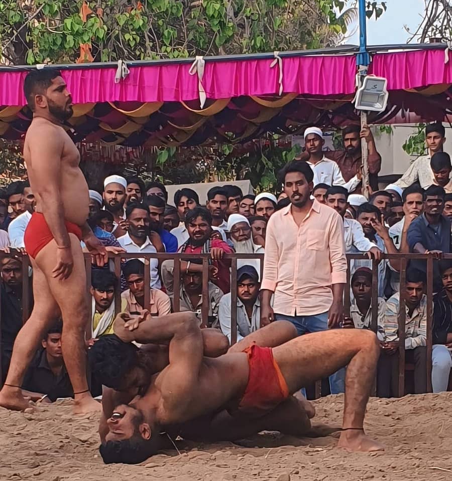 ಹಿರಿಯೂರಿನಲ್ಲಿ ತೇರುಮಲ್ಲೇಶ್ವರ ಜಾತ್ರಾ ಮಹೋತ್ಸವದ ಪ್ರಯುಕ್ತ ನಡೆಯುವ ಕುಸ್ತಿ ಪಂದ್ಯಾವಳಿಯ ದೃಶ್ಯ. (ಸಂಗ್ರಹ ಚಿತ್ರ).