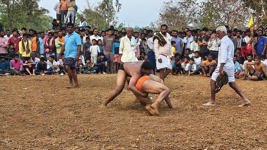 ತಿಳವಳ್ಳಿಯ ಚೌಡೇಶ್ವರಿ ಜಾತ್ರಾ ಮಹೋತ್ಸವದ ನಿಮಿತ್ತ ಭಾನುವಾರ ಕುಸ್ತಿ ಪಂದ್ಯಾವಳಿ ನಡೆಯಿತು 