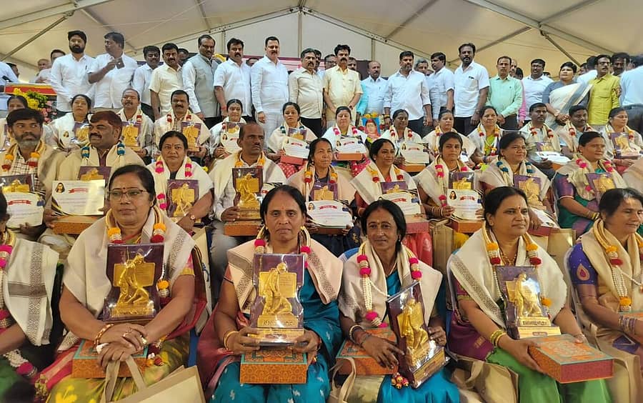 <div class="paragraphs"><p>ಚಂದಾಪುರ ಸೂರ್ಯಸಿಟಿಯಲ್ಲಿ ನಡೆದ ಗುರುವಂದನಾ ಕಾರ್ಯಕ್ರಮದಲ್ಲಿ ಶಿಕ್ಷಕರಿಗೆ ಸಾವಿತ್ರಿಬಾಯಿ ಫುಲೆ ಪ್ರಶಸ್ತಿ ಪ್ರದಾನ ಮಾಡಲಾಯಿತು</p></div>