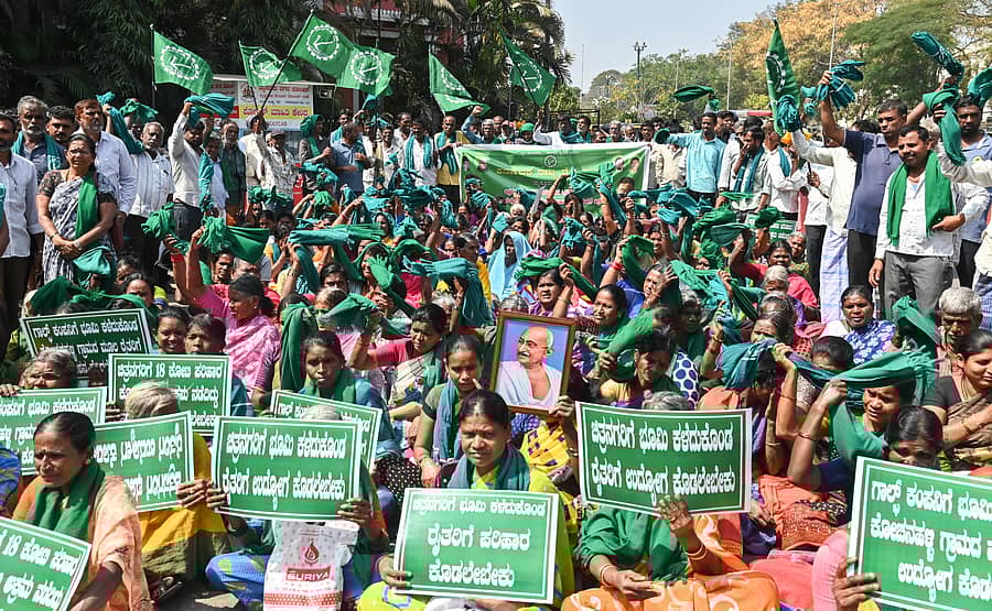 ಮೈಸೂರಿನ ಗನ್ ಹೌಸ್ ವೃತ್ತದಲ್ಲಿ ರಾಜ್ಯ ರೈತ ಸಂಘದ ಸದಸ್ಯರು ಕೈಗಾರಿಕಾ ಪ್ರದೇಶಾಭಿವೃದ್ಧಿಗಾಗಿ ಭೂಮಿ ಕಳೆದುಕೊಂಡ ರೈತರಿಗೆ ಎಕ್ಸ್‌ಗ್ರೇಷಿಯ ಪಾವತಿಸಲು ಬಿಡುಗಡೆ ಮಾಡಿರುವ ಹಣದ ವಿತರಣೆಯಲ್ಲಿ ಅಕ್ರಮವಾಗಿರುವ ಬಗ್ಗೆ ತನಿಖೆ ನಡೆಸಬೇಕು ಎಂದು ಒತ್ತಾಯಿಸಿ ಪ್ರತಿಭಟಿಸಿದರು– ಪ್ರಜಾವಾಣಿ ಚಿತ್ರ