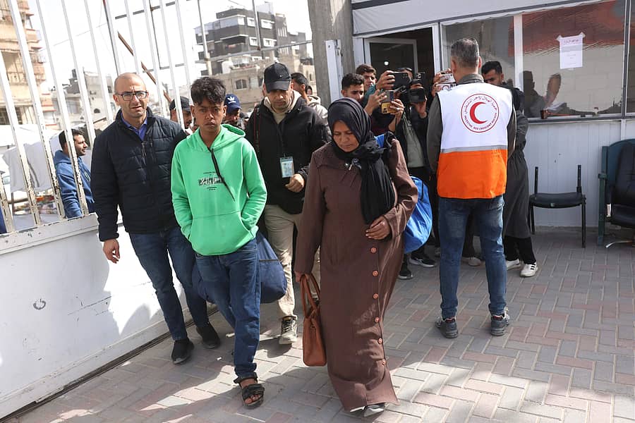 ಚಿಕಿತ್ಸೆಗಾಗಿ ರಫಾ ಗಡಿ ದಾಟಲು ತೆರಳುತ್ತಿರುವ ಪ್ಯಾಲೆಸ್ಟೀನಿಯರು – ಎಎಫ್‌ಪಿ ಚಿತ್ರ