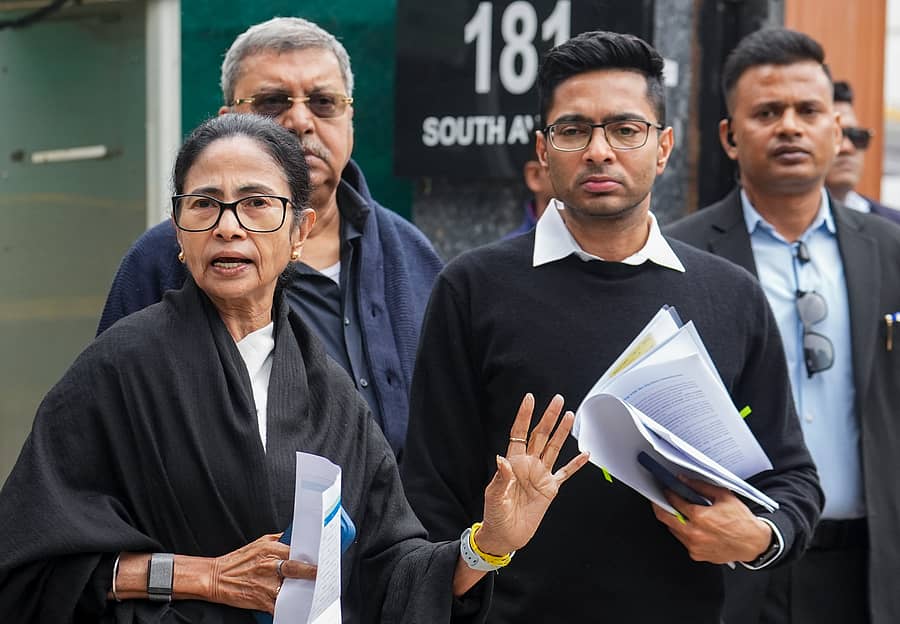 ಸಿಇಸಿ ಜ್ಞಾನೇಶ್ ಕುಮಾರ್ ಅವರ ಭೇಟಿಗಾಗಿ ಮುಖ್ಯಮಂತ್ರಿ ಮಮತಾ ಬ್ಯಾನರ್ಜಿ ಅವರು ಸಂಸದ ಅಭಿಷೇಕ್ ಬ್ಯಾನರ್ಜಿ ಅವರೊಂದಿಗೆ ದೆಹಲಿಗೆ ಸೋಮವಾರ ಬಂದಿದ್ದರು –ಪಿಟಿಐ ಚಿತ್ರ