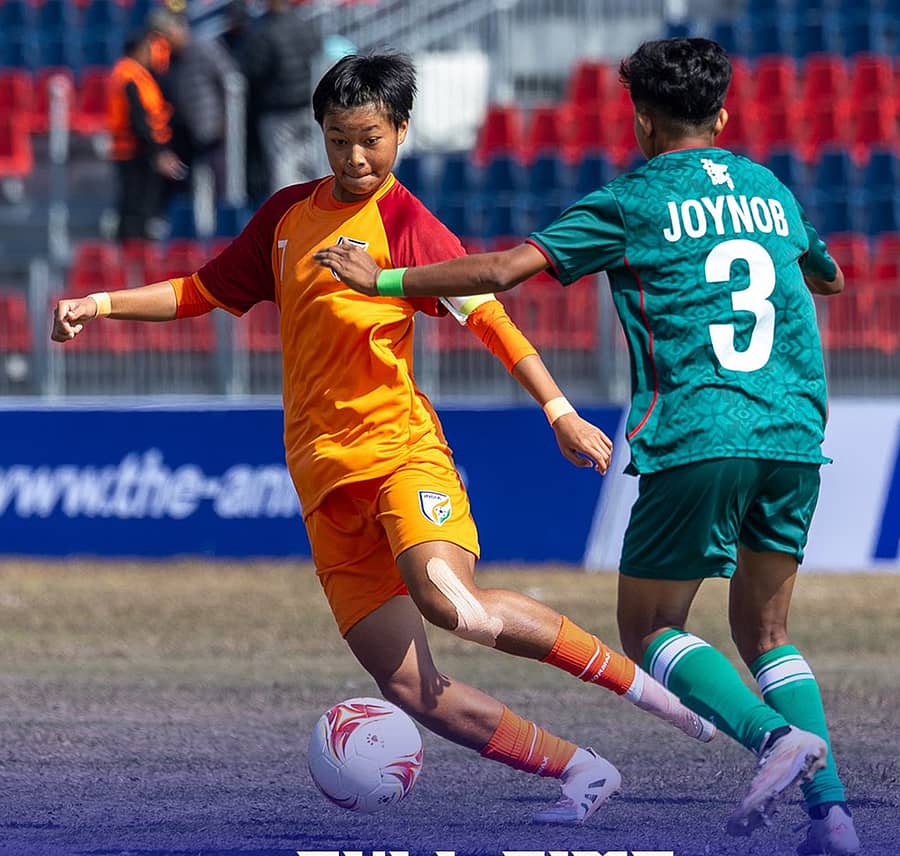 ಭಾರತ (ಎಡ) ಮತ್ತು ಬಾಂಗ್ಲಾದೇಶ ಆಟಗಾರ್ತಿಯರ ನಡುವೆ ಚೆಂಡಿಗಾಗಿ ಪೈಪೋಟಿ –ಎಕ್ಸ್‌ ಚಿತ್ರ