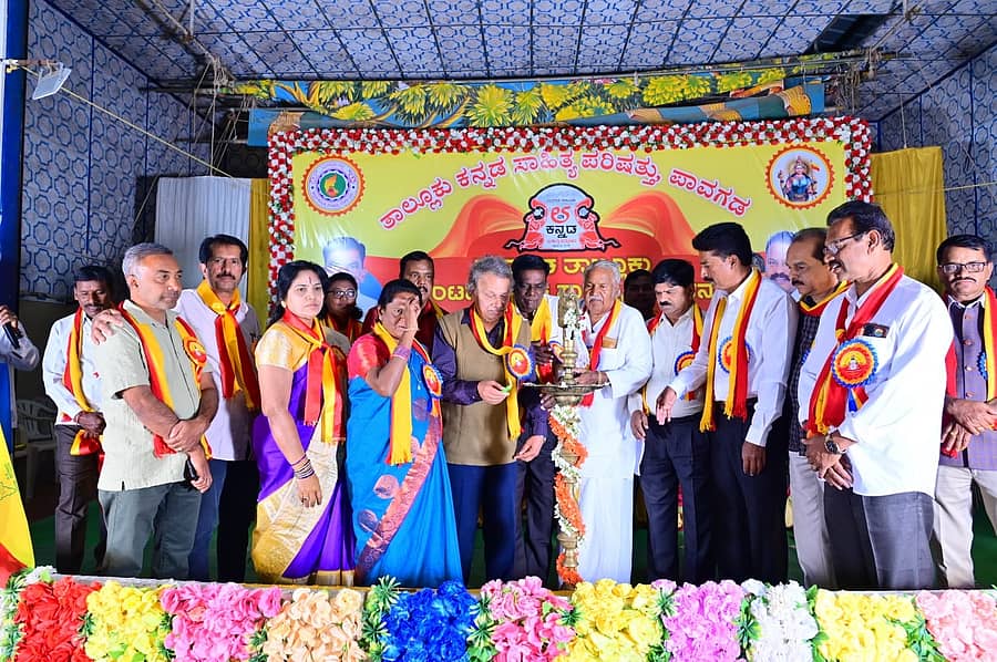 ಪಾವಗಡದಲ್ಲಿ ಮಂಗಳವಾರ 8ನೇ ಕನ್ನಡ ಸಾಹಿತ್ಯ ಸಮ್ಮೇಳನವನ್ನು ಸಾಹಿತಿ ಬರಗೂರು ರಾಮಚಂದ್ರಪ್ಪ ಉದ್ಘಾಟಿಸಿದರು