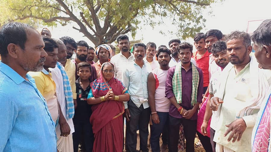 <div class="paragraphs"><p>ಯಾದಗಿರಿ ನಗರದ ಎಪಿಎಂಸಿ ಆವರಣದಲ್ಲಿ ಮಂಗಳವಾರ ಶೇಂಗಾ ದರ ಕುಸಿತದಿಂದ ಆತಂಕದಲ್ಲಿ ಜಮಾಯಿಸಿದ್ದ ಬೆಳೆಗಾರರು&nbsp;</p></div>