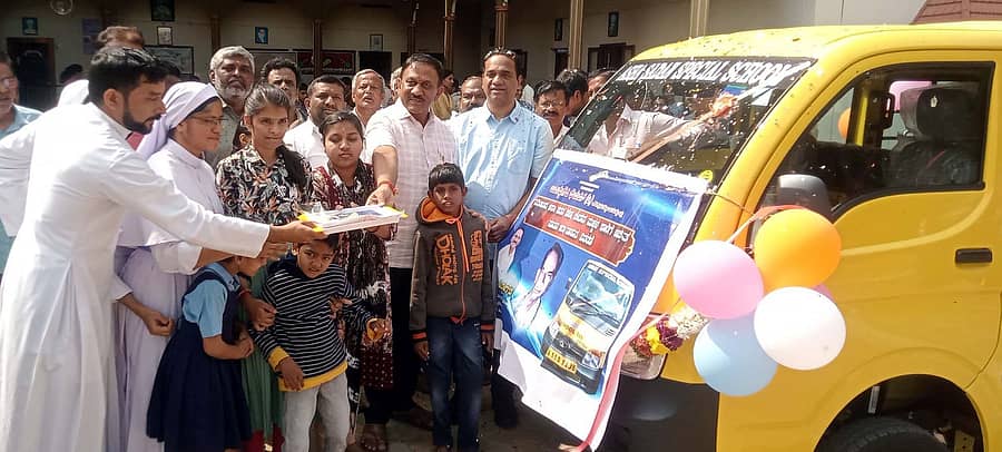 ಮಂಡ್ಯ ನಗರದ ಆಶಾ ಸದನದ ಅಂಗವಿಕಲರ ವಿದ್ಯಾರ್ಥಿ ನಿಲಯಕ್ಕೆ ಬಂಡಿಸಿದ್ದೇಗೌಡ ಫೌಂಡೇಷನ್‌ ವತಿಯಿಂದ ಶಾಸಕ ರಮೇಶ ಬಂಡಿಸಿದ್ದೇಗೌಡ ಅವರು ಶಾಲಾ ವಾಹನವನ್ನು ಕೊಡುಗೆಯಾಗಿ ನೀಡಿದರು 