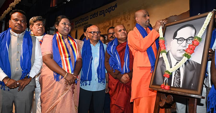 ನಗರದಲ್ಲಿ ಏರ್ಪಡಿಸಿದ್ದ ವಿಚಾರ ಸಂಕಿರಣದಲ್ಲಿ ಮಲ್ಲಪ್ಪ ಹೊಸ್ಮನಿ ಇಂಗನಕಲ್, ವರ್ಷಾ ರಾಜೀವ್ ಜಾನೆ, ದಿನೇಶ್‌ ಅಮಿನ್ ಮಟ್ಟು, ವರಜ್ಯೋತಿ ಭಂತೇಜಿ, ಜ್ಞಾನಪ್ರಕಾಶ ಸ್ವಾಮೀಜಿ  ಉಪಸ್ಥಿತರಿದ್ದರು ಪ್ರಜಾವಾಣಿ ಚಿತ್ರ