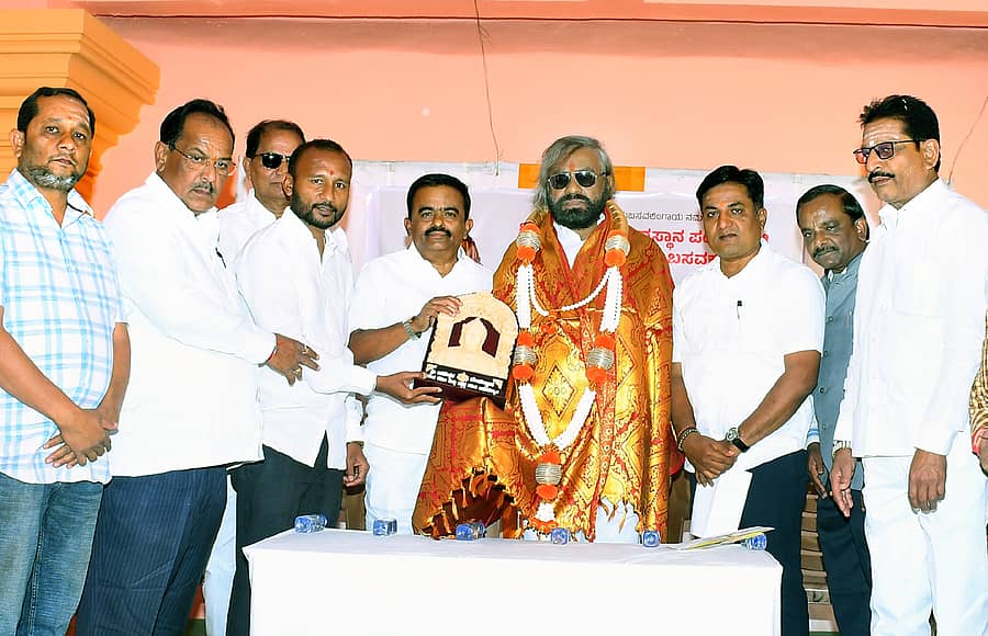 ಅಖಿಲ ಭಾರತ ವೀರಶೈವ ಮಹಾಸಭೆಯ ರಾಷ್ಟ್ರೀಯ ಅಧ್ಯಕ್ಷರಾಗಿ ಆಯ್ಕೆ ಆಗಿರುವುದಕ್ಕೆ ಬಸವಕಲ್ಯಾಣದ ಬಸವೇಶ್ವರ ದೇವಸ್ಥಾನದಲ್ಲಿ ಮಂಗಳವಾರ ನಡೆದ ಕಾರ್ಯಕ್ರಮದಲ್ಲಿ ಸಚಿವ ಈಶ್ವರ ಖಂಡ್ರೆ ಅವರನ್ನು ಸನ್ಮಾನಿಸಲಾಯಿತು. ಶಶಿಕಾಂತ ದುರ್ಗೆ, ಬಸವರಾಜ ಕೋರಕೆ ಇದ್ದರು