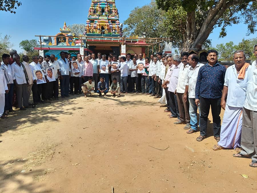 ಸರಗೂರು ತಾಲ್ಲೂಕಿನ‌ ಭೀಮನಕೊಲ್ಲಿ ಮಹದೇಶ್ವರ ಸ್ವಾಮಿ ದೇವಸ್ಥಾನದಲ್ಲಿ ಸೋಮವಾರ ವಿಧಾನ ಪರಿಷತ್ ಸದಸ್ಯ ಬಿ.ಕೆ.ಹರಿಪ್ರಸಾದ್ ಅವರಿಗೆ ಸಚಿವ ಸ್ಥಾನ ದೊರೆಯಲಿ ಎಂದು ತಾಲ್ಲೂಕು ಆರ್ಯ ಈಡಿಗ ಸಮಾಜದ ಮುಖಂಡರು ವಿಶೇಷ ಪೂಜೆ ಸಲ್ಲಿಸಿದರು