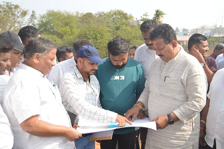 ಬ್ಯಾಲಕೆರೆ ಗ್ರಾಮದ ಕೆರೆ ಅಭಿವೃದ್ಧಿ ಕಾಮಗಾರಿಗೆ ಚಾಲನೆ ನೀಡಿದ ಎಸ್.ಆರ್.ವಿಶ್ವನಾಥ್, ಯೋಜನಾ ನಕ್ಷೆಯನ್ನು ವೀಕ್ಷಿಸಿದರು