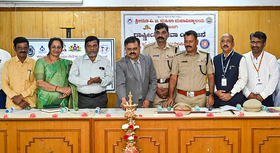 ಕಲಬುರಗಿಯ ವೀರಮ್ಮ ಗಂಗಸಿರಿ ಮಹಿಳಾ ಪದವಿ ಕಾಲೇಜಿನಲ್ಲಿ ಮಂಗಳವಾರ ಹಮ್ಮಿಕೊಂಡಿದ್ದ ಕಾನೂನು ಅರಿವು ಕಾರ್ಯಕ್ರಮವನ್ನು ಜಿಲ್ಲಾ ಹಿರಿಯ ಸಿವಿಲ್‌ ನ್ಯಾಯಾಧೀಶರು ಹಾಗೂ ಜಿಲ್ಲಾ ಕಾನೂನು ಸೇವೆಗಳ ಪ್ರಾಧಿಕಾರದ ಕಾರ್ಯದರ್ಶಿ ಶ್ರೀನಿವಾಸ ನವಲೆ ಉದ್ಘಾಟಿಸಿದರು