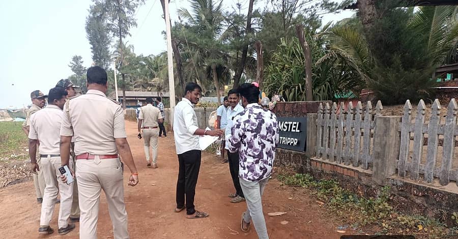 ಗೋಕರ್ಣ ಸಮೀಪದ ನಾಡುಮಾಸ್ಕೇರಿ ಗ್ರಾಮ ಪಂಚಾಯಿತಿ ವ್ಯಾಪ್ತಿಯಲ್ಲಿಯ ಕಡಲ ತೀರದಲ್ಲಿ ಸರ್ಕಾರಿ ಜಾಗವನ್ನು (ಹರಿದುಬಂದ ಜಾಗ) ಅತಿಕ್ರಮಿಸಿ, ನಿರ್ಮಿಸಿದ ರೆಸಾರ್ಟ್, ವಸತಿ ಗೃಹ, ಹೋಟೆಲ್ ಗಳ ಸರ್ವೆ ಕಾರ್ಯ ನಡೆಸಲಾಯಿತು