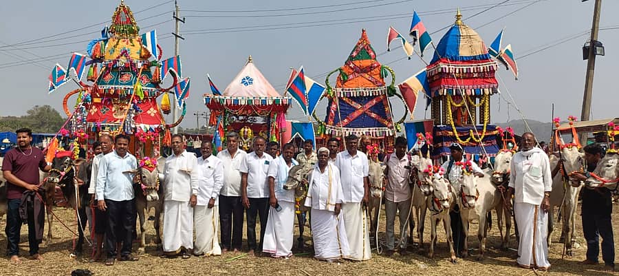 ಸರಗೂರು ಸಮೀಪದ ನಿಲುವಾಗಿಲು ಮತ್ತು ತುಂಬಸೋಗೆ ಮಹದೇಶ್ವರಸ್ವಾಮಿ ಜಾತ್ರಾ ಮಹೋತ್ಸವ ಮಂಗಳವಾರ ವಿಜೃಂಭಣೆಯಿಂದ ನಡೆಯಿತು,