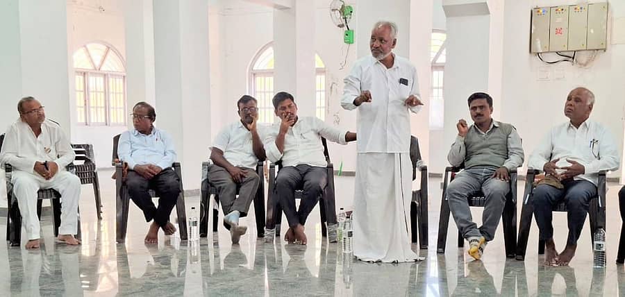 ವಿಜಯಪುರ ನಗರದ ಸಾರಿಪುತ್ರ-ಬೋಧಿಧಮ್ಮ ಬುದ್ಧವಿಹಾರದಲ್ಲಿ ನಡೆದ ಸಭೆಯಲ್ಲಿ ಲಡಾಯಿ ಪ್ರಕಾಶನದ ಬಸವರಾಜ ಸೂಳಿಬಾವಿ ಮಾತನಾಡಿದರು