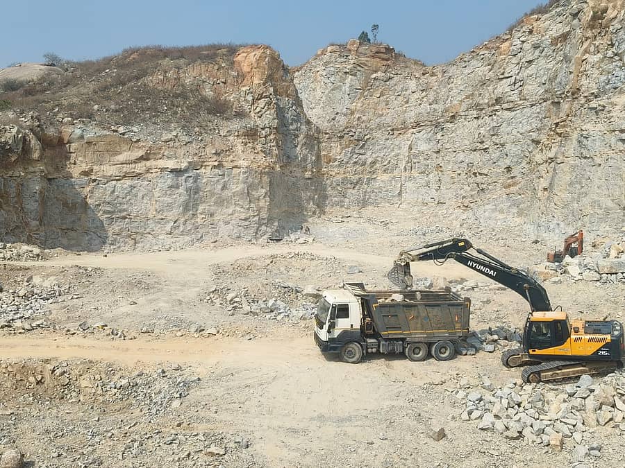 ಯಾದಗಿರಿ ತಾಲ್ಲೂಕಿನ ವರ್ಕನಳ್ಳಿ ಗ್ರಾಮದಲ್ಲಿನ ಕಲ್ಲು ಗಣಿಗಾರಿಕೆ