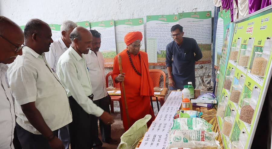 ಮುಂಡರಗಿ ತಾಲ್ಲೂಕಿನ ಡಂಬಳ ಗ್ರಾಮದಲ್ಲಿ ಹಮ್ಮಿಕೊಂಡಿದ್ದ ಸಾವಯವ ಸಿರಿಧಾನ್ಯ, ಕೃಷಿ ವಸ್ತು ಪ್ರದರ್ಶನವನ್ನು ಗದುಗಿನ ತೋಂಟದ ಸಿದ್ಧರಾಮ ಸ್ವಾಮೀಜಿ ವೀಕ್ಷಿಸಿದರು