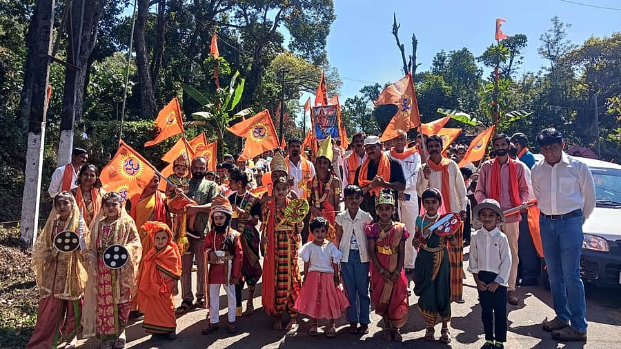 ಸೋಮವಾರಪೇಟೆ ತಾಲ್ಲೂಕಿನ ಶಾಂತಳ್ಳಿಯಲ್ಲಿ ಹಿಂದೂ ಸಂಗಮ ಕಾರ್ಯಕ್ರಮದ ಮೆರವಣಿಗೆಯಲ್ಲಿ ಸಾಗಿದ ವೇಷಧಾರಿಗಳು  