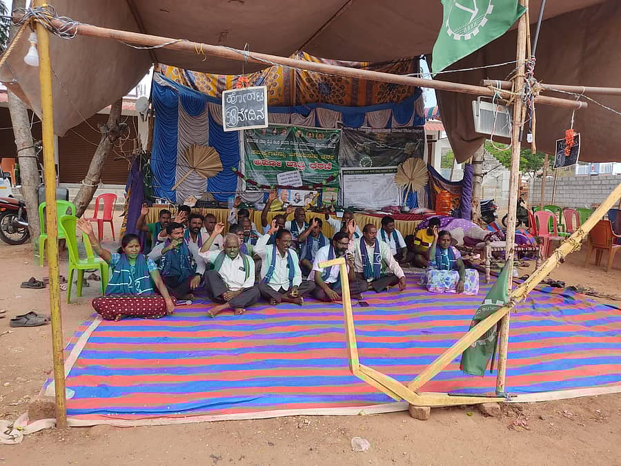 ಕಾವೇರಿ ನದಿಯಿಂದ ದಂಟಳ್ಳಿ ಏತ ನೀರಾವರಿ ಯೋಜನೆ ಜಾರಿಗೆ ಒತ್ತಾಯಿಸಿ ತಾಲೂಕಿನ ವಡಕೆಹಳ್ಳ ಗ್ರಾಮದಲ್ಲಿ ನಡೆಯುತ್ತಿರುವ ಅನಿರ್ದಿಷ್ಟ ಅಹೋರಾತ್ರಿ ಧರಣಿ 101ನೇ ದಿನಕ್ಕೆ ಕಾಲಿಟ್ಟಿದೆ.