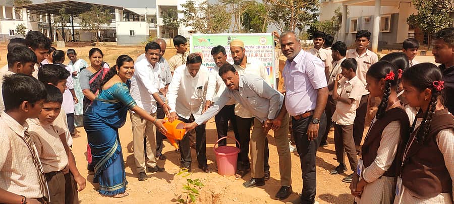 ಸೂಲಿಬೆಲೆ ಹೋಬಳಿ ಗಿಡ್ಡಪ್ಪನಹಳ್ಳಿ ಗ್ರಾಮದ ಅಬ್ದುಲ್ ಕಲಾಂ ವಸತಿ ಶಾಲೆಯಲ್ಲಿ ಏಕ್ ಪೆಡ್ ಮಾ ಕೆ ನಾಮ್ ಕಾರ್ಯಕ್ರಮದ ಮೂಲಕ ವಿದ್ಯಾರ್ಥಿಗಳಿಗೆ ಪರಿಸರ ಜಾಗೃತಿ ಮುಡಿಸಲಾಯಿತು