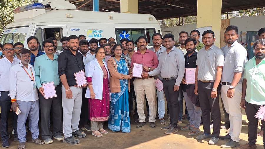 ರಕ್ತದಾನ ಮಾಡಿದ ಕಾರ್ಮಿಕರಿಗೆ ಅಭಿನಂದನಾ ಪತ್ರ ವಿತರಿಸಲಾಯಿತು