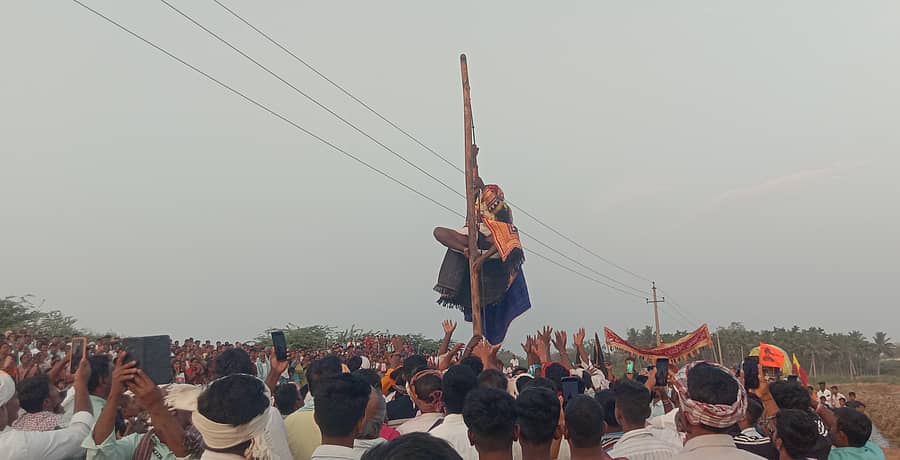 ಹಾವೇರಿ ಜಿಲ್ಲೆಯ ಗುತ್ತಲ ಸಮೀಪದ ಹಾವನೂರ ಗ್ರಾಮದಲ್ಲಿ ಮೈಲಾರಲಿಂಗೇಶ್ವರನ ಕಾರಣಿಕೋತ್ಸವ ನಡೆಯಿತು