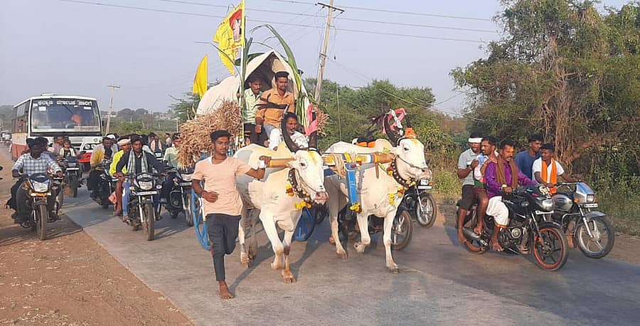 <div class="paragraphs"><p>ಹೂವಿನಹಡಗಲಿ ತಾಲ್ಲೂಕು ಮೈಲಾರ ಸುಕ್ಷೇತ್ರಕ್ಕೆ ಹೊರಟಿದ್ದ ಎತ್ತಿನ ಬಂಡಿ</p></div>