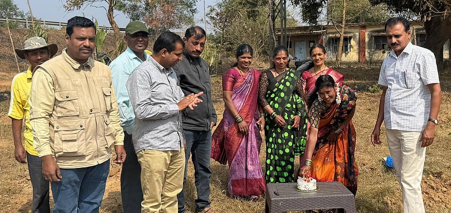 ಖಾನಾಪುರ ತಾಲ್ಲೂಕಿನ ಕೌಂದಲ ಗ್ರಾಮದ ಬಳಿಯ ರೇಷ್ಮೆ ಕೃಷಿ ಪ್ರದೇಶದಲ್ಲಿ ಮಂಗಳವಾರ ಸಾಮಾಜಿಕ ಅರಣ್ಯ ಇಲಾಖೆಯಿಂದ ಮಹಾತ್ಮಾ ಗಾಂಧಿ ರಾಷ್ಟ್ರೀಯ ಉದ್ಯೋಗ ಖಾತರಿ ದಿನವನ್ನು ಆಚರಿಸಲಾಯಿತು.