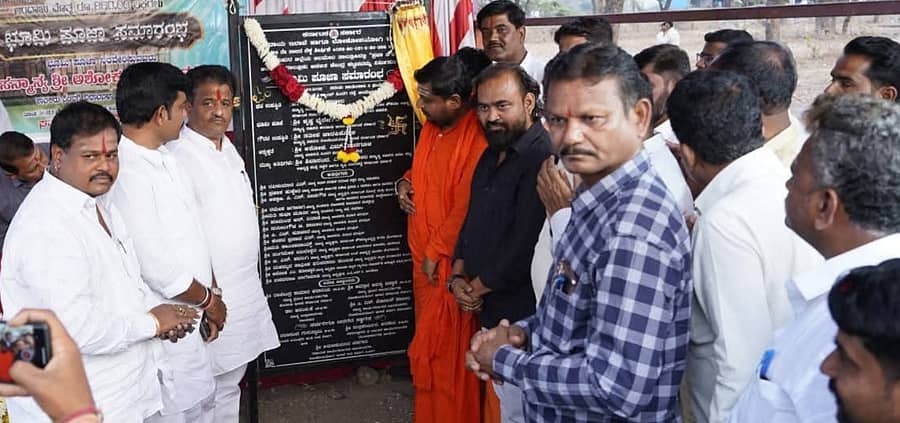 ಆಲಮೇಲ ಪಟ್ಟಣದಲ್ಲಿ ಪ್ರಜಾಸೌಧ ನಿರ್ಮಾಣ ಕಾಮಗಾರಿಗೆ ಶಾಸಕ ಅಶೋಕ ಮನಗೂಳಿ ಅವರು ಸೋಮವಾರ ಶಿಲಾನ್ಯಾಸ ನೆರವೇರಿಸಿದರು