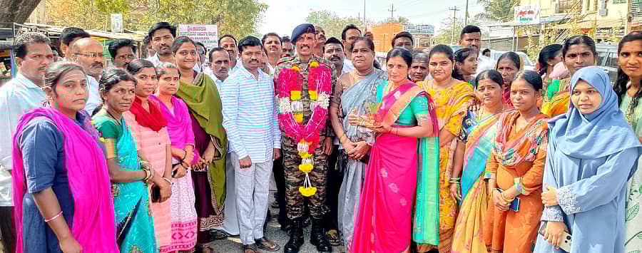 ಕಾರಟಗಿಯಲ್ಲಿ ತಾಲ್ಲೂಕಾಡಳಿತ ಹಾಗೂ ಪುರಸಭೆಯಿಂದ ನಿವೃತ್ತಿಯಾಗಿ ತವರಿಗೆ ತೆರಳುತ್ತಿದ್ದ ಯೋಧ ವೀರೇಶ ಗಾದಿಗನೂರುಗೆ ಮಂಗಳವಾರ ಅದ್ದೂರಿ ಸ್ವಾಗತ ನೀಡಿ, ಸನ್ಮಾನಿಸಲಾಯಿತು