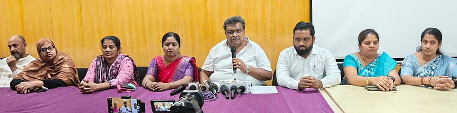 ರಾಮನಗರದ ನಗರಸಭೆ ಸಭಾಂಗಣದಲ್ಲಿ ಮಂಗಳವಾರ ನಡೆದ ಸುದ್ದಿಗೋಷ್ಠಿಯಲ್ಲಿ ನಗರಸಭೆ ಅಧ್ಯಕ್ಷ ಕೆ. ಶೇಷಾದ್ರಿ ಶಶಿ ಮಾತನಾಡಿದರು. ಉಪಾಧ್ಯಕ್ಷೆ ಗಿರಿಜಮ್ಮ, ಸ್ಥಾಯಿ ಸಮಿತಿ ಅಧ್ಯಕ್ಷ ಫೈರೋಜ್ ಪಾಷಾ ಹಾಗೂ ಸದಸ್ಯರು ಇದ್ದಾರೆ