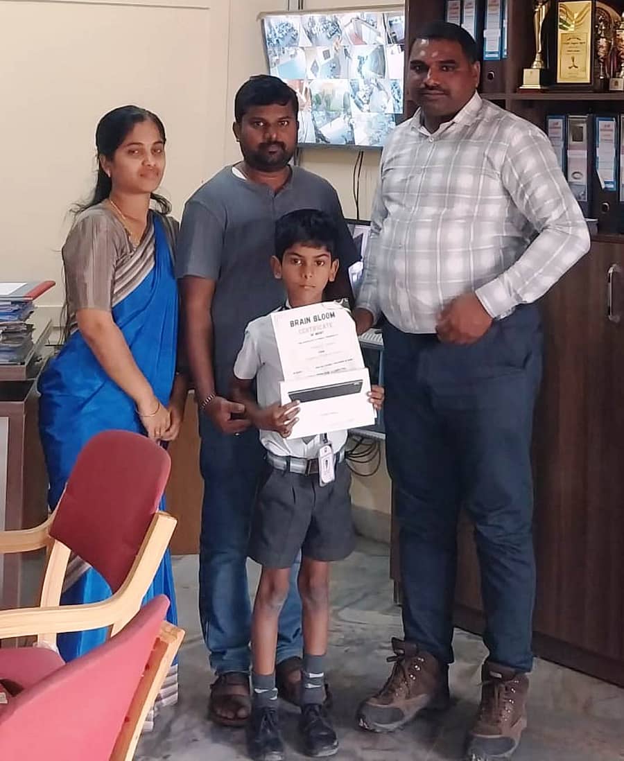 ಜಿಲ್ಲಾಮಟ್ಟದ ಬ್ರೈನ್‌ಬ್ಲೂಮ್‌ ಸ್ಪರ್ಧೆಯಲ್ಲಿ ಪ್ರಥಮ ಸ್ಥಾನ ಪಡೆದ ಹೈವೇ ಶಾಲೆಯ 2ನೇ ತರಗತಿ ವಿದ್ಯಾರ್ಥಿ ನಕುಲ್‌ ಎಸ್‌. ಗೌಡ ಅವರಿಗೆ ಪ್ರಾಂಶುಪಾಲ ಗಣೇಶ್‌ ಸಾಲಿಯಾನ್‌ ಟ್ಯಾಬ್‌ ಬಹುಮಾನ ವಿತರಿಸಿದರು. ಪೋಷಕರಾದ ಸಿದ್ದೇಶ್‌, ಭವ್ಯಾ ಭಾಗವಹಿಸಿದ್ದರು