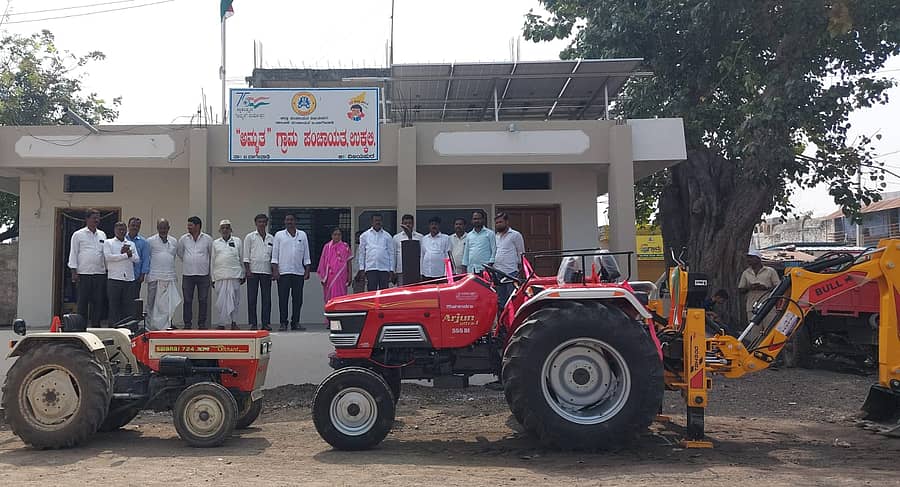 ಉಕ್ಕಲಿಯ ‘ಅಮೃತ’ ಗ್ರಾಮ ಪಂಚಾಯಿತಿ ಕಟ್ಟಡ ಮುಂದೆ ಟ್ರ್ಯಾಕ್ಟರ್‌ಗೆ ಜೋಡಣೆಯಾದ ಜೆಸಿಬಿ ನಿಲ್ಲಿಸಲಾಗಿದೆ 