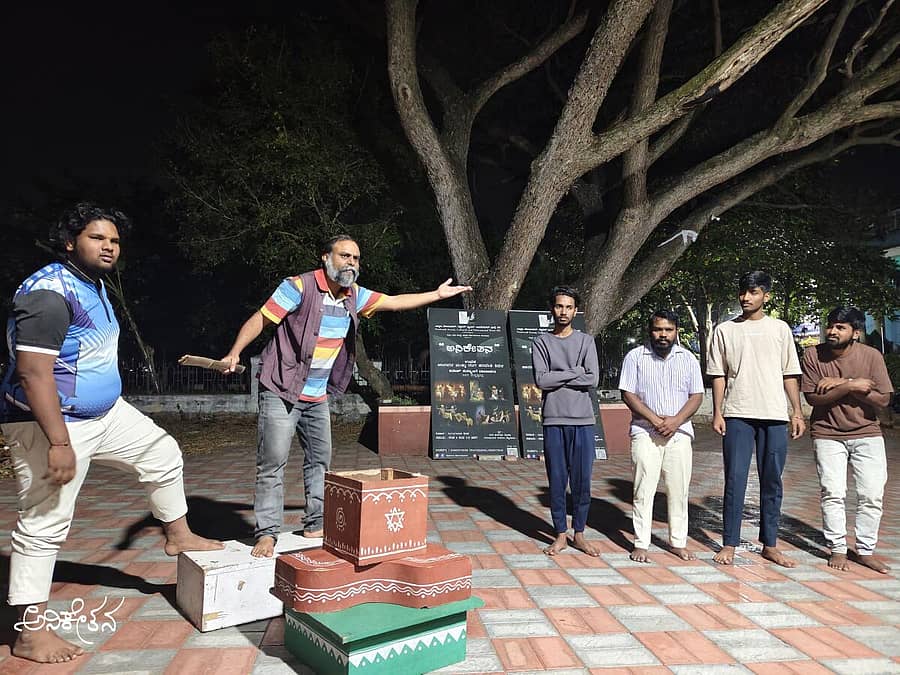 <div class="paragraphs"><p>ರಂಗತಾಲೀಮಿನಲ್ಲಿ ನಿರತರಾದ ‘ಅನಿಕೇತನ’ ಶಿಬಿರಾರ್ಥಿಗಳು</p></div>