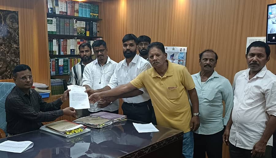 ಕಾಳಿ ನದಿ ವ್ಯಾಪ್ತಿಯಲ್ಲಿ ಹೊರ ಜಿಲ್ಲೆಗಳಿಂದ ಬಂದು ಒಳನಾಡು ಮೀನುಗಾರಿಕೆ ನಡೆಸುತ್ತಿರವವರ ವಿರುದ್ಧ ಕ್ರಮ ಕೈಗೊಳ್ಳಬೇಕು ಎಂದು ಒತ್ತಾಯಿಸಿ ಪಾಗಿ ಮೀನುಗಾರರ ಸಹಕಾರ ಸಂಘದ ಸದಸ್ಯರು ಹೆಚ್ಚುವರಿ ಜಿಲ್ಲಾಧಿಕಾರಿ ಸಾಜಿದ್ ಮುಲ್ಲಾ ಅವರಿಗೆ ಮನವಿ ಸಲ್ಲಿಸಿದರು.