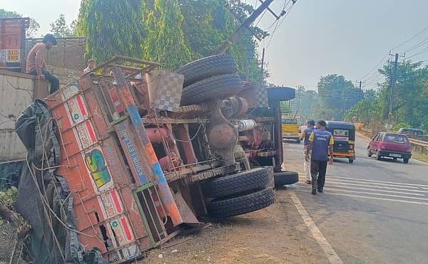 ಪುತ್ತೂರು ತಾಲ್ಲೂಕಿನ ಮಾಡ್ನೂರು ಗ್ರಾಮದ ಮಾಣಿ-ಮೈಸೂರು ರಾಷ್ಟ್ರೀಯ ಹೆದ್ದಾರಿಯಲ್ಲಿ ವಿದ್ಯುತ್ ಕಂಬಕ್ಕೆ ಡಿಕ್ಕಿ ಹೊಡೆದು ಪಲ್ಟಿಯಾದ ಲಾರಿ
