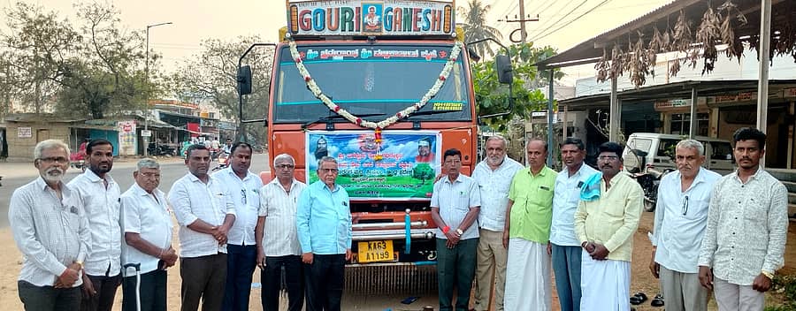 ಕಾರಟಗಿ, ಸಿಂಧನೂರು ತಾಲ್ಲೂಕು ಭಕ್ತರಿಂದ ಸಂಗ್ರಹಿಸಿದ್ದ ಅಕ್ಕಿ ಇತರ ಆಹಾರ ವಸ್ತುಗಳನ್ನು ಲಾರಿಯಲ್ಲಿ ಕಳುಹಿಸಲಾಯಿತು