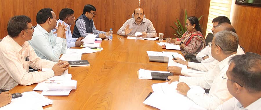 ಚಿತ್ರದುರ್ಗದ ಜಿಲ್ಲಾಧಿಕಾರಿ ಕಚೇರಿಯಲ್ಲಿ ಆಯೋಜಿಸಿದ್ದ ಪ್ರಗತಿ ಪರಿಶೀಲನಾ ಸಭೆಯಲ್ಲಿ ಜಿಲ್ಲಾಧಿಕಾರಿ ಟಿ. ವೆಂಕಟೇಶ್‌ ಮಾತನಾಡಿದರು