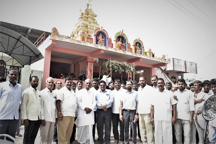 ಚಿಂಚೋಳಿ ತಾಲ್ಲೂಕಿನ ಕಲ್ಲೂರು ರೋಡ ಗ್ರಾಮದಲ್ಲಿ ಗ್ರಾಮ ದೇವತೆ ಉರುಡೆಮ್ಮ ದೇವಿಯ ನೂತನ ದೇವಾಲಯ ಉದ್ಘಾಟನೆಯಲ್ಲಿ ಹಿರಿಯರಾದ ಮಧುಸೂಧನರೆಡ್ಡಿ ಪಾಟೀಲ ನೇತೃತ್ವದಲ್ಲಿ ಚೆಟ್ಟಿನಾಡ ಕಂಪನಿ ಜಂಟಿ ಅಧ್ಯಕ್ಷ ಎನ್.ರವಿಕುಮಾರ, ಎವಿಪಿ ಶೇಖರಬಾಬು ಪುನೂರಿ ಪಾಲ್ಗೊಂಡರು